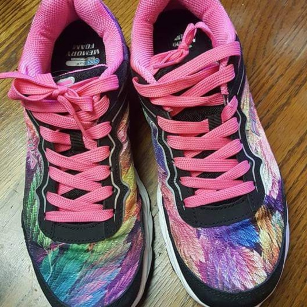 Tennis shoes